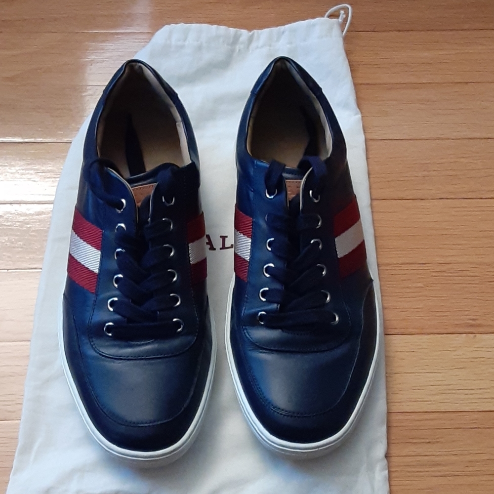 Low top sneaker